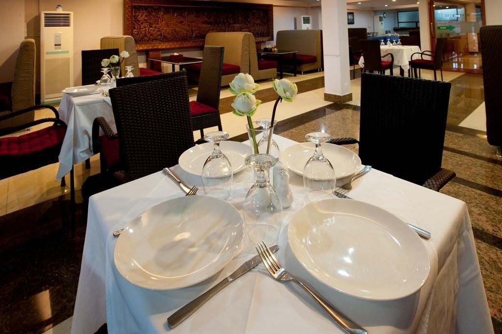 Circuit Hotel & Cafe - Nana Hotel Phnompen Kültér fotó