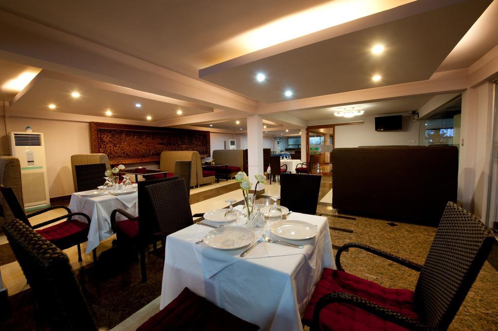 Circuit Hotel & Cafe - Nana Hotel Phnompen Kültér fotó